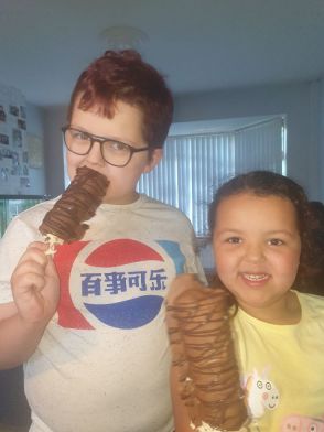 Oisin and Nola's enjoying their Kinder Bueno Ice creams